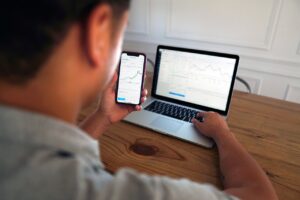 スマホで始める株投資を無料で学ぶ方法は？