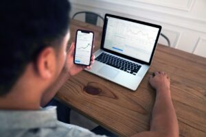 スマホで株投資を始めるために必要な口座は？