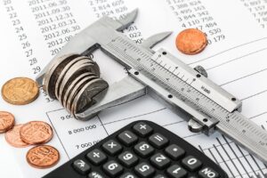 少額投資で借金がある場合はどうするべきか？